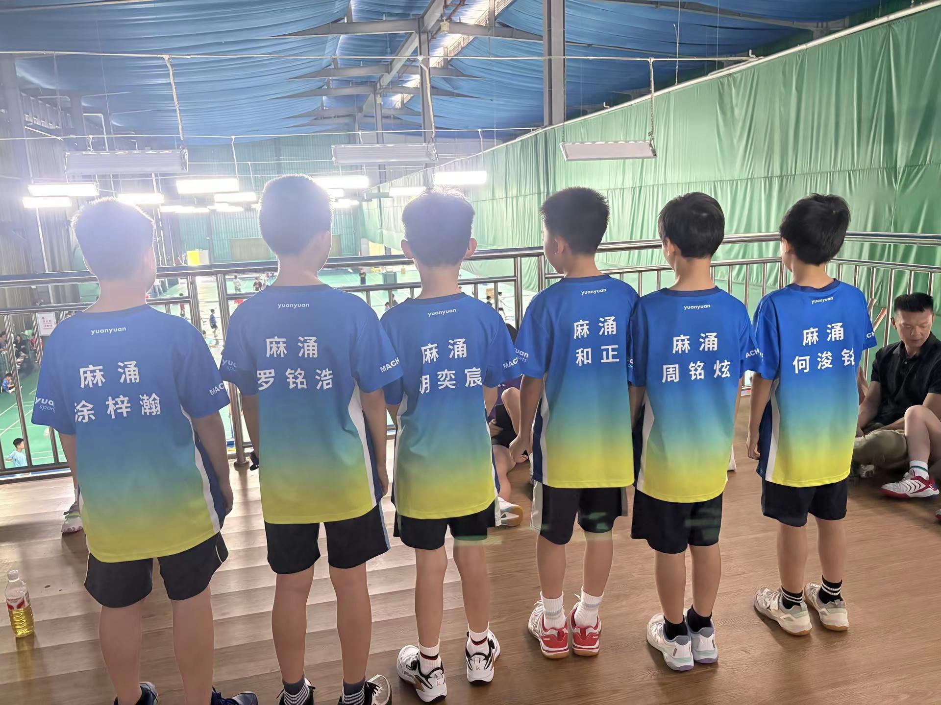圆园小将代表麻涌队出战。东莞市青少年羽毛球锦标赛