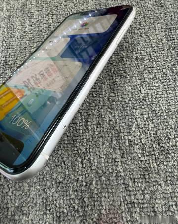 几乎全新iPhone 11128G白色国行<br />自用，平时一直带...