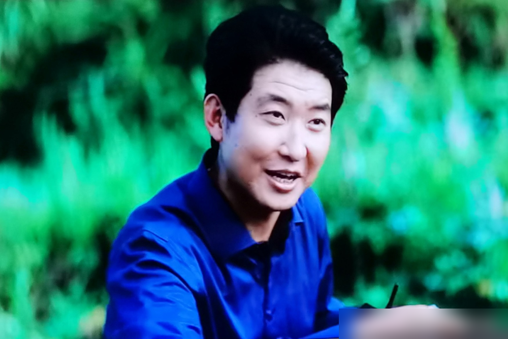 央视播着《重器》，黄景瑜演检察官，弹幕里飘的全是换男主。
最高检和最高法联合出品，导演沈严却说选他，是因为他看完剧本说想演个不一样的。结果观众不买账，说他像刑警不像法学生，台词生硬没起伏。配角闫佩伦一场戏，豆瓣直接把换男主顶成热评。
片酬没公开，但按他的咖位，不会低。钱拿了，戏没接住。
黄景瑜