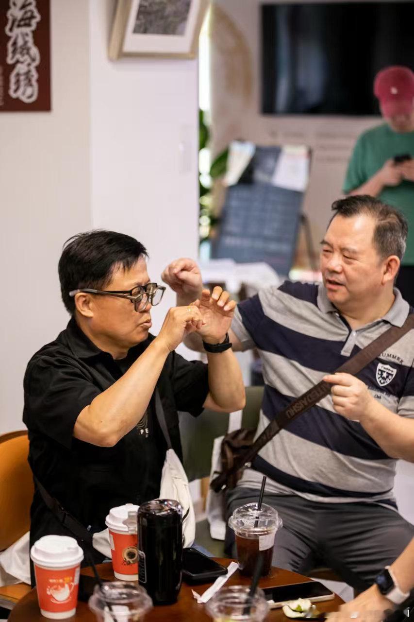 #眼镜戴了和没戴是两回事#雷鸟这场面向听障人士的活动真的戳心，把无形的声音转化成看得见的文字，雷鸟iO让无障碍沟通不再只是一个美好的愿景#AI眼镜给听障人士开了一扇窗##等我戴上眼镜你再说# ​