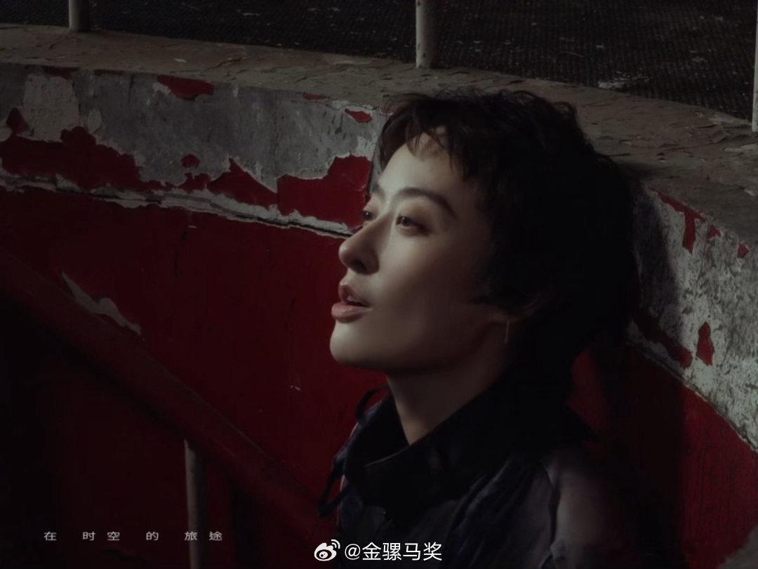#被曾轶可结婚骗到了# #曾轶可的结婚太痛了#曾轶可的《结婚》太有冲击力！初看以为是喜事，听完才懂是爱而不得的悲歌。没有激烈的情绪，却字字扎心，Marry me说给空气，留下满心落空。 ​