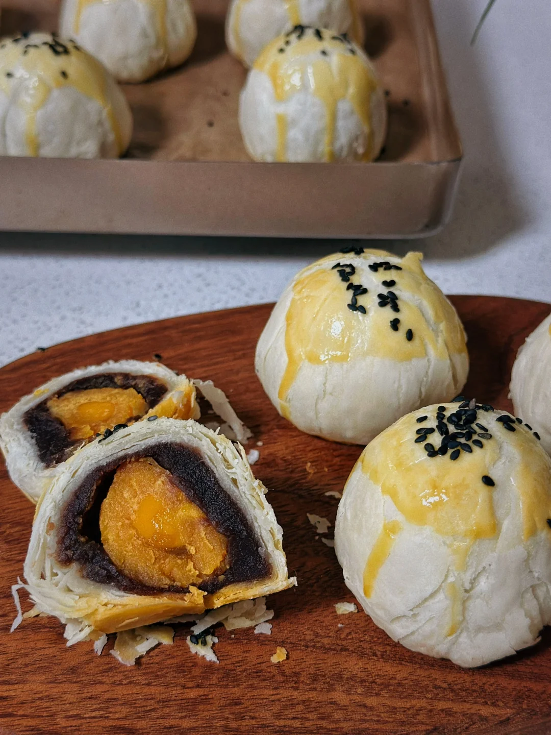 这次的咸蛋黄貌似还不错做了丑丑的蛋黄酥