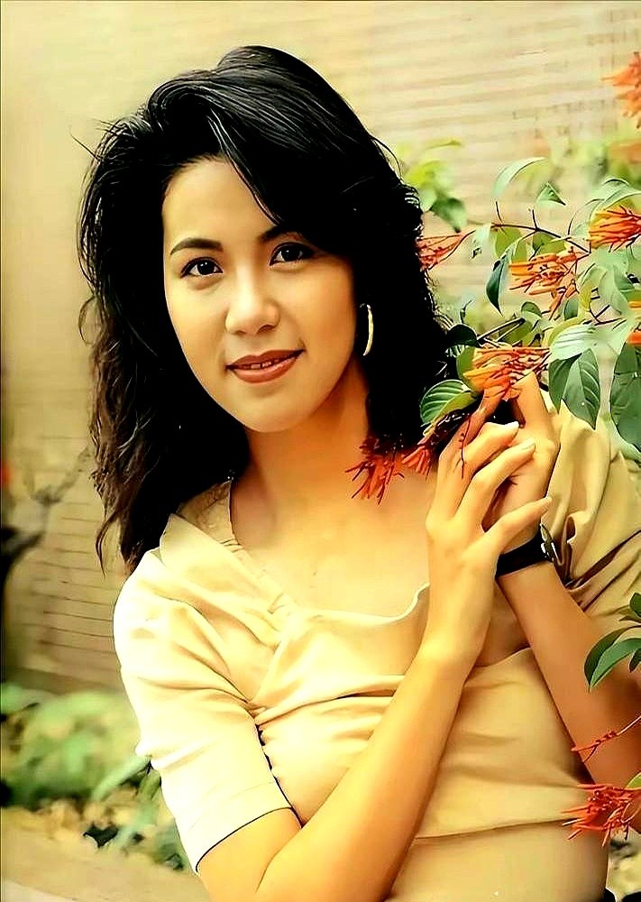 19岁顶替翁美玲出道，被全港叫了好几年“替身”，换一般人早就认命吃这碗红利了。

可邓萃雯偏不。

她专挑狠角色演，从如妃演到四奶奶，硬生生把“小翁美玲”这块招牌砸得粉碎。60岁穿一身白西装站在长春电影节台上，她直接挑明：当年《巾帼枭雄》就是自己毛遂自荐抢来的，别人硬塞的戏她根本不接。

能把别人的