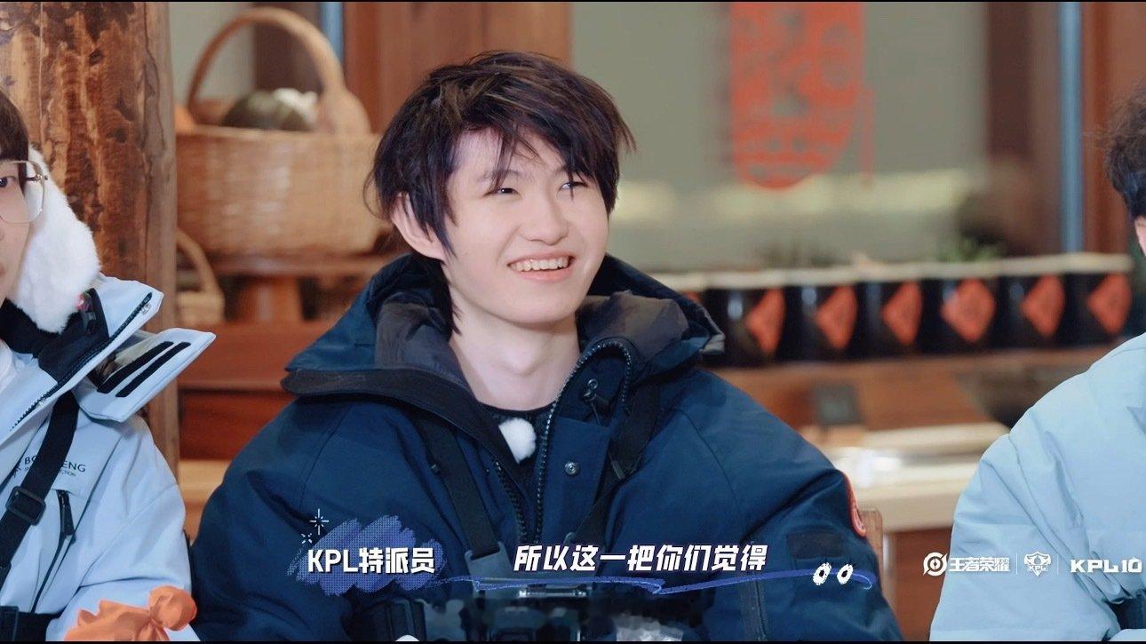 #清清唱东北二人转#
时差五小时名场面爆笑出圈✨清清解锁隐藏技能，被刀后开嗓唱二人转，魔性歌声承包全场笑点！
自带欢乐buff，氛围感直接拉满，这段表演你看笑了吗？ ​