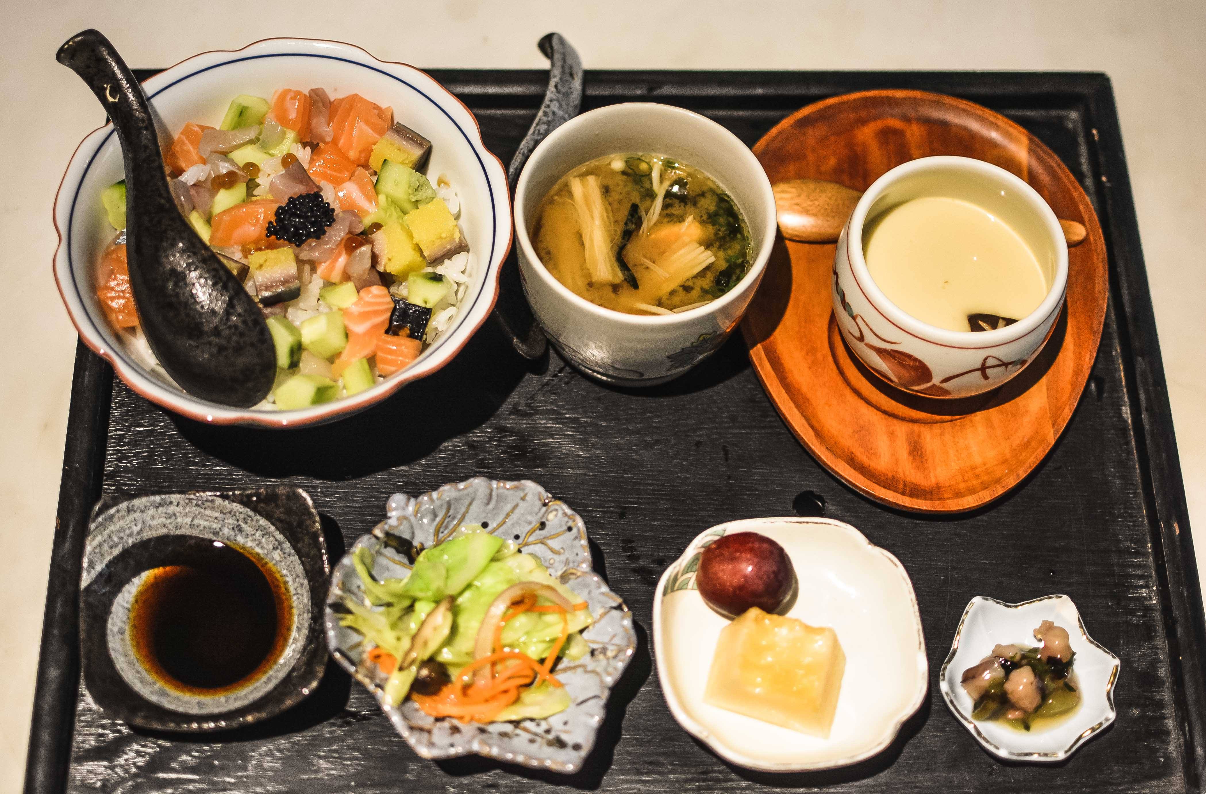 点个大份怎么了？一个女生在日本餐厅被店员劝&34;换个小的&34;，这事最近把网友吵翻了。

事情经过很简单：女生在日本的餐厅吃饭，点了大份的餐食，结果店员来劝，建议她换成小份。她把经历发到网上，女生在日本点大份被劝点小份直接上了热搜，评论区迅速分成两大阵营。

一派觉得膈应：我的钱包我做主，点大份是我的自