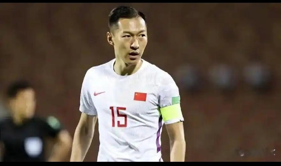 点赞37岁国足老将吴曦！九月十七日我曾点评了国足U23与朝鲜U23的比赛，并预言二十日对阵依朗或取胜或平局的大概率，果然被我言中。看了一辈子足球，预判胜负的直觉感越来越自信，熟能生巧，看多了看出了点门道。随着朝鲜与阿联酋的一场平局，国足U23小组出线的主动权牢牢掌握在自己手中，或有争取小组头名资格的