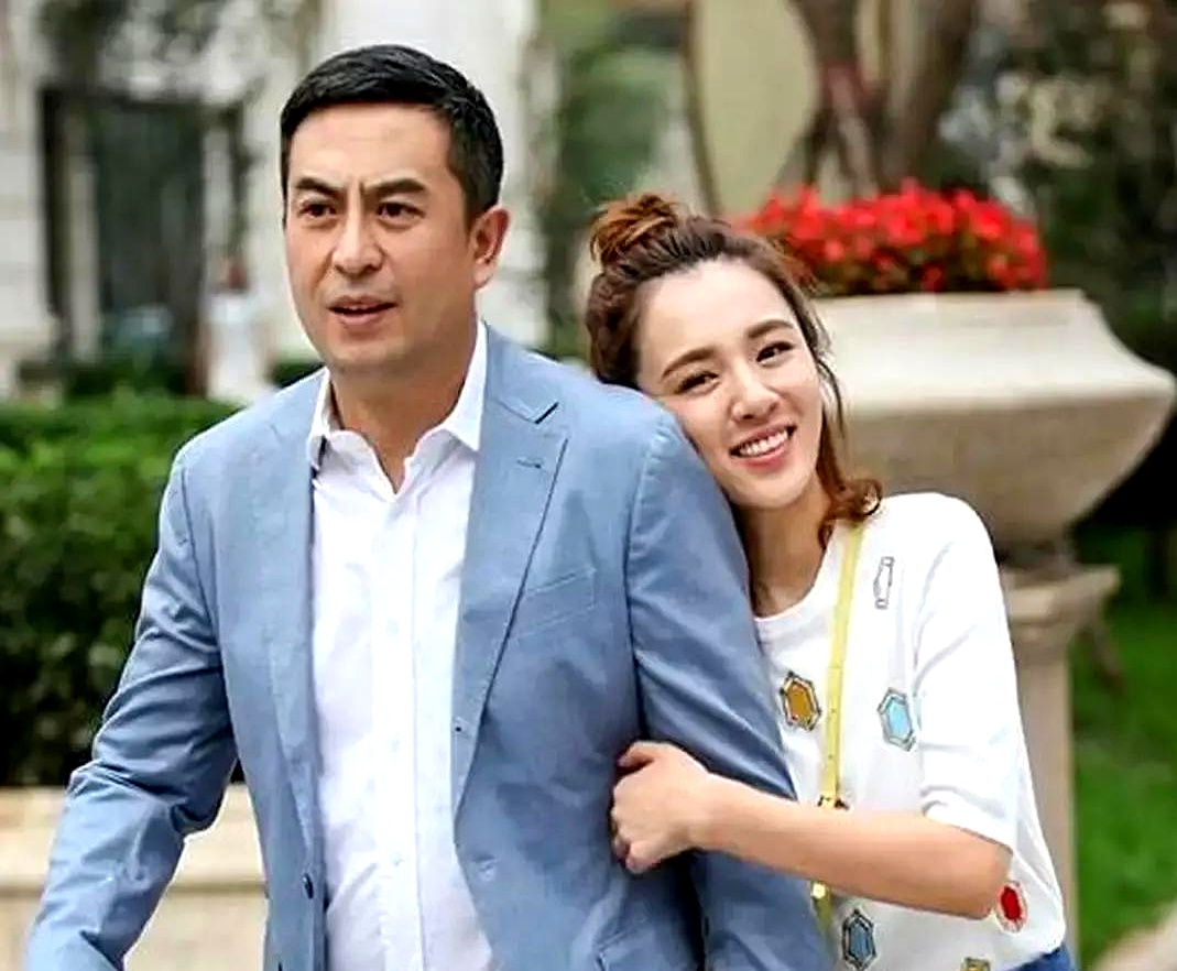 张嘉益拍戏有个雷打不动的规矩，女主角连着用王晓晨九年，很多人私下里嘀咕，觉得她八成是靠关系走捷径
 

真以为张嘉益这种级别的老戏骨，会拿自己的口碑开玩笑？
 

圈里人都知道他腰伤严重，拍戏疼起来经常临时换节奏、改台词，甚至连说话速度都变了。一般年轻演员遇上这种突发状况，当场就得卡壳，王晓晨却从没