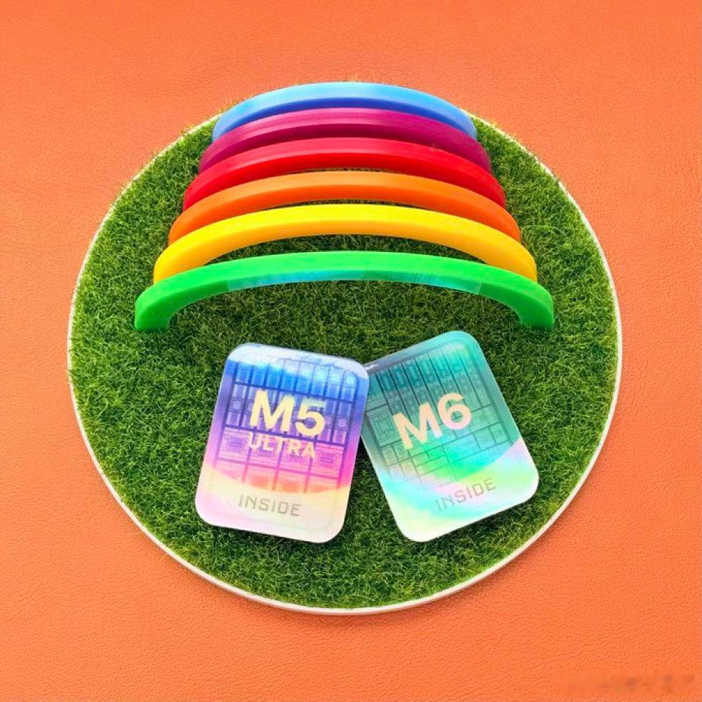 苹果 2026 款 Mac Studio 发售：❤️
Mac Studio（搭载 M5 Max 处理器）起售价为 19,999 元（36GB+512GB），教育版售价为 18,399 元。
Mac Studio（搭载 M5 Ultra 处理器）起售价为 46,999 元（96GB+1TB），教育版起售价为 43,599 元。
全新 Mac Studio 的 AI 性能提升最高可达 4.3 倍，存储速度提升最 ​