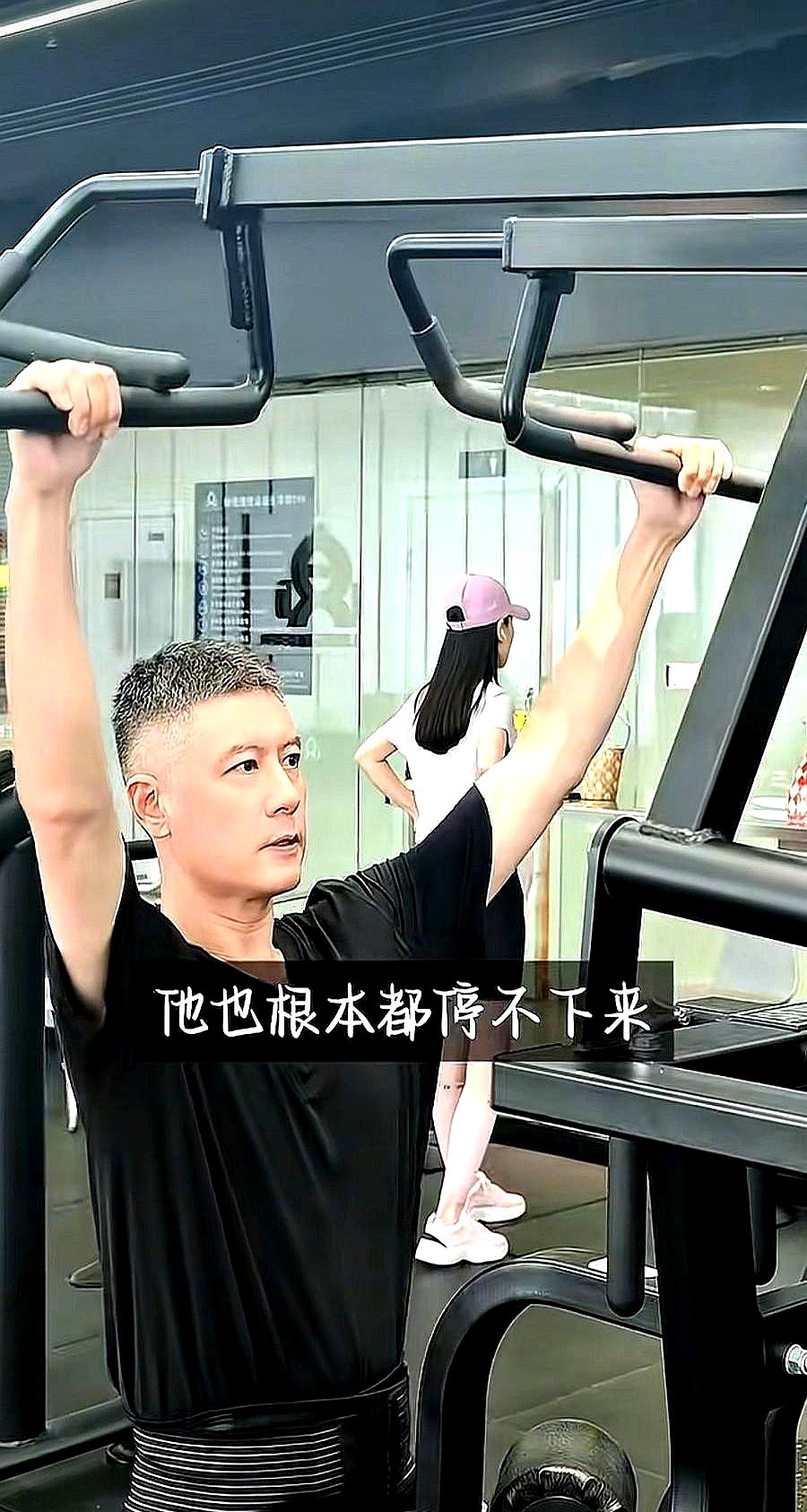 很多人对孙骁骁的记忆还停留在当年李响求婚，其实她跟任重悄悄结婚都七年了。

10月16日她晒出健身视频，大家才发现41岁的她已经怀了二胎六个月。任重一路牵着她去买奶茶，到了健身房，任重跑步拉伸，孙骁骁在旁边跟着教练练，小腹隆起很明显。

最惹眼的是47岁的任重，帽子一摘全是白头发。面对追问，孙骁骁直