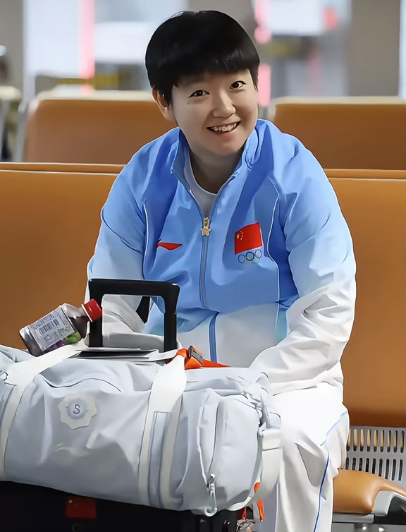  奔赴下一程！国乒清晨归国，莎莎笑容治愈