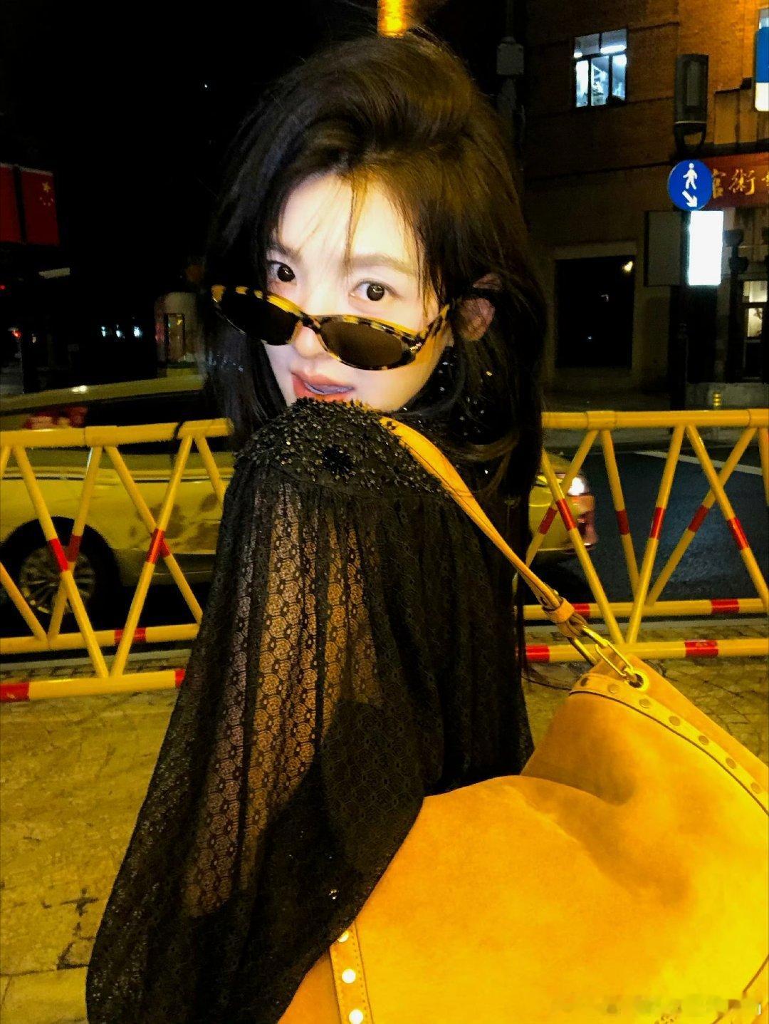 #章若楠[超话]# zrn#章若楠想把你和时间藏起来# zrn#章若楠沈千盏# 

“我炙热明媚的爱，未曾泯灭，当花瓣吹落耳畔，轻声在说爱你”

​
