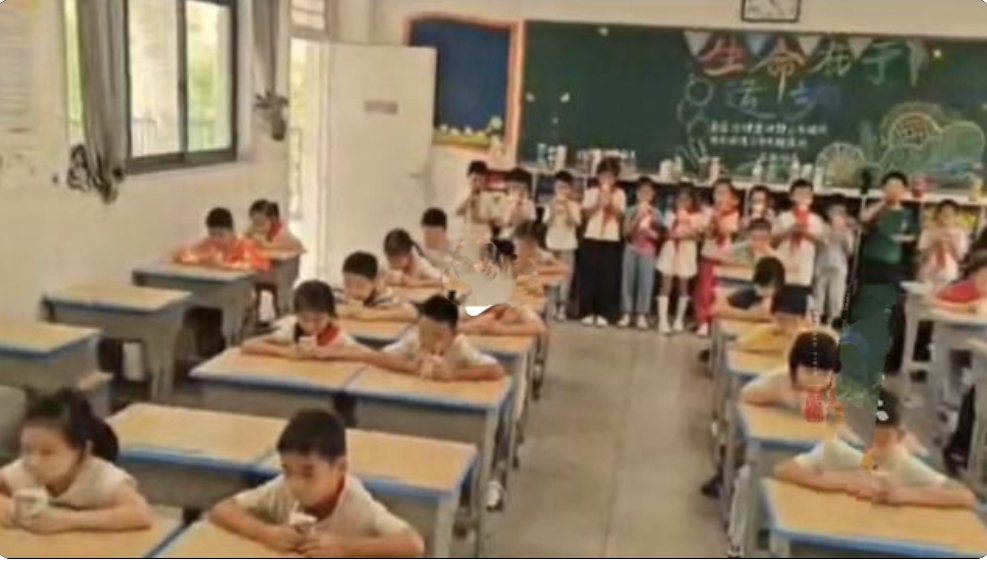 学生不定牛奶，为何让班主任恼羞成怒？学校又该是圣洁的地方，传道授业的场所。现在从小学到大学都在与经济联系越来越紧密。例如高中和大学里除了晒太阳和呼吸空气不收钱外几乎样样收费。例如饮水、洗澡、洗衣服、使用空调和吹风机等。现在网上又爆出一个惊人的消息，学生不定牛奶被老师集体罚站！
齐鲁壹点消息，9月9日