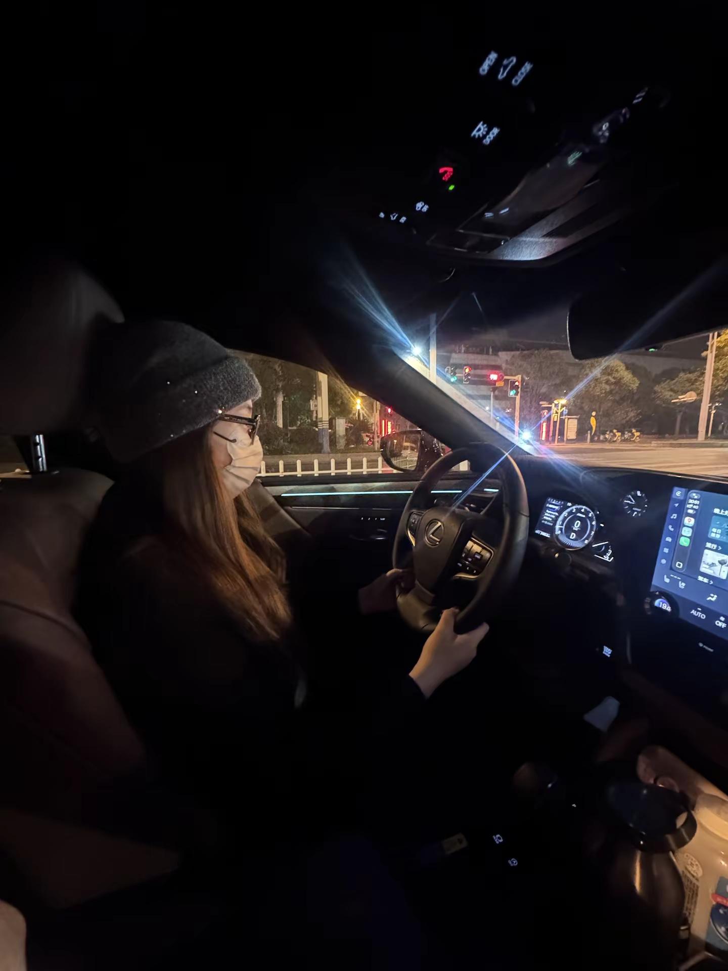 和我谈恋爱 晚上你喝酒我开车送你回家 咱俩幸福就完事了