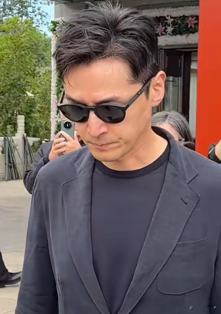 胡歌现身游本昌告别仪式


著名表演艺术家游本昌先生的告别仪式在京举行，众多圈内好友及后辈纷纷前往送别。演员胡歌身着深色西装，佩戴墨镜低调现身，神情肃穆，难掩内心悲痛。作为深受游老艺术精神影响的晚辈，胡歌的到场不仅是对老艺术家的深切缅怀，更是一份跨越时代的致敬。