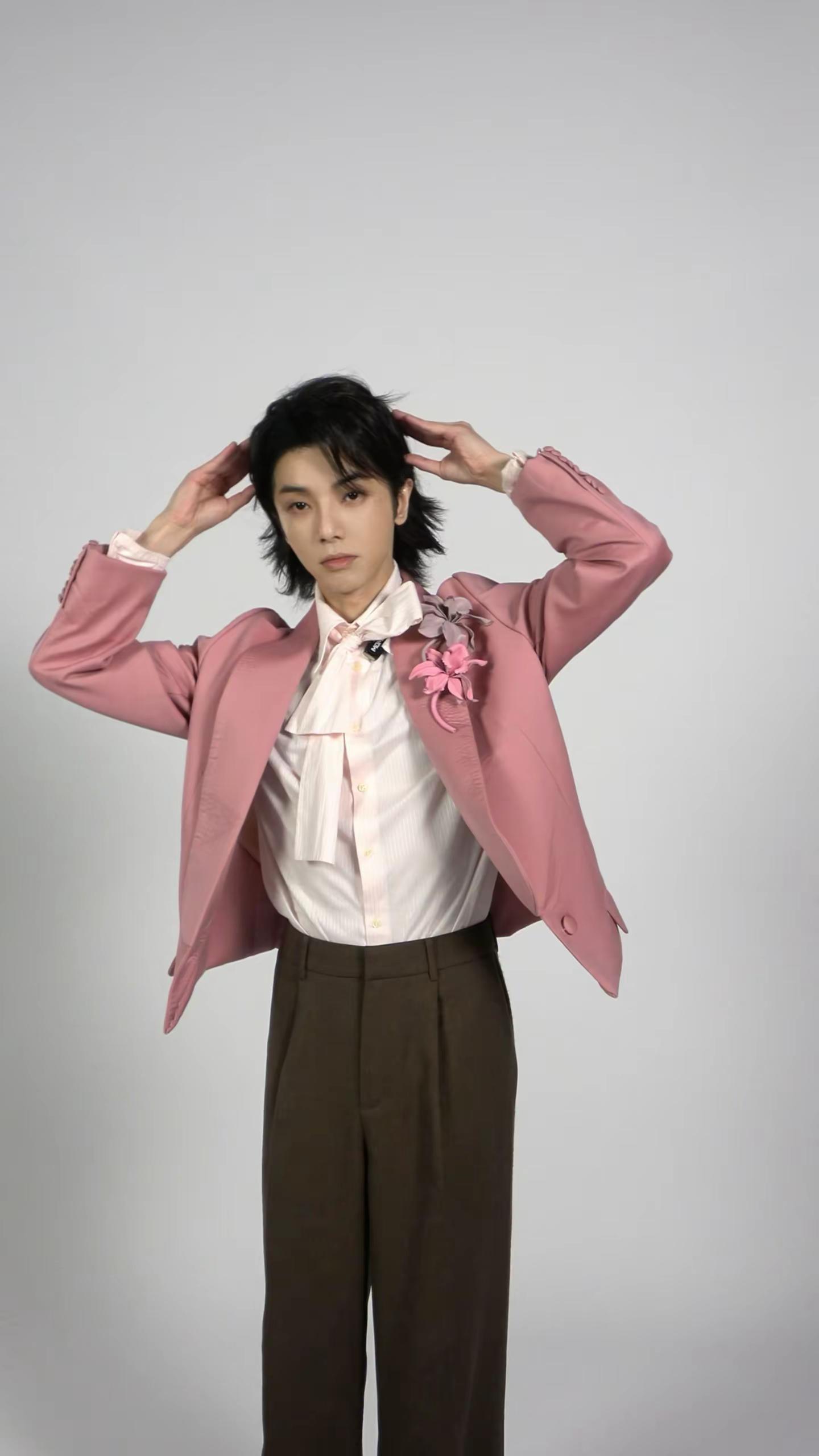 通通让开，我家孩子又在比心😍 华晨宇 粉色衣服的帅哥