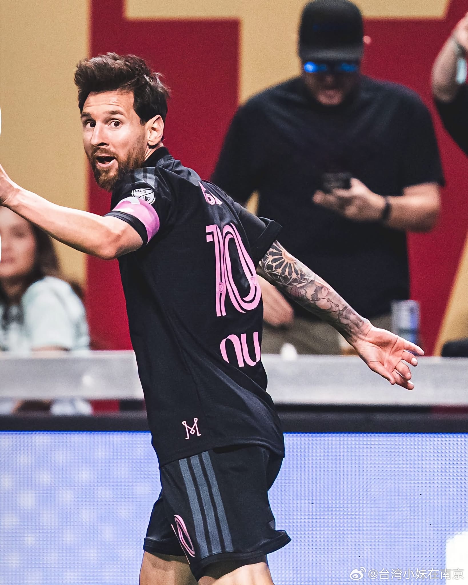 美職聯（MLS）官方公佈了2026賽季第31輪的最佳陣容（Team of the Matchday），效力於邁阿密國際足球俱樂部的球星里奧·梅西（Leo Messi）、路易斯·蘇亞雷斯（Luis Suárez）與赫爾曼·貝爾泰拉梅（Germán Berterame）一同入選。

在 2026 賽季常規賽第 31 輪的比賽中，邁阿密國際在客場以 3-1 擊敗亞特蘭 ​