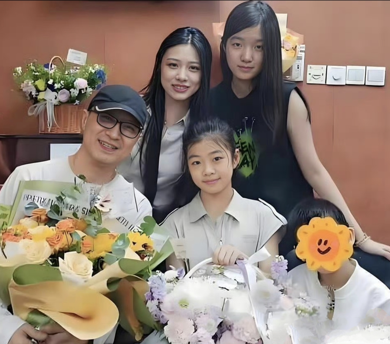 汪峰大方晒出四个儿女
四个孩子三个妈
妈妈都是颜值担当
子女自然也都漂亮