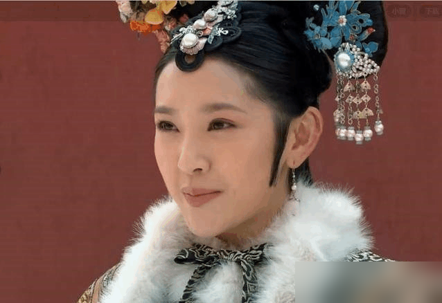 华妃这角色，当年差点就不是蒋欣的。导演一开始觉得她该演端庄文静那挂，结果蒋欣自个儿找上门，撂了一句都没试怎么就知道不合适，硬是把华妃抢过来了。没背景没定妆，全凭一股劲。
再看祺贵人，唐艺昕当年20岁，纯素人，本来试的也不是这个角色。郑晓龙一眼相中她那股子少女灵气，当场改口，让她演了瓜尔佳氏。傲娇、