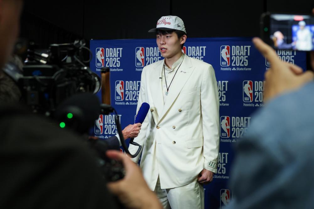 杨瀚森为何能在NBA站稳脚跟，而周琦却不行？
       杨瀚森2025年首轮第16顺位被开拓者选中，而周琦2016年次轮第43顺位被火箭选中。
      要知道，当年杨瀚森首轮第16顺位被开拓者选中，大家都挺意外的，要说天赋，当年的周琦无论速度，身高，防守都在杨瀚森之上，而杨瀚森唯一的优势就是