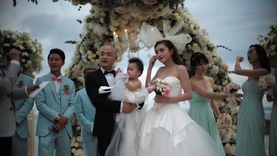 最近全网舆论都在共情包文婧，感慨她敏感自卑、极度缺乏安全感的性格，心疼她在感情里的小心翼翼。但大家在心疼她的同时，我却忍不住想起另外三个被无端牵连、饱受网暴多年的女生：柳岩、孙怡、赵奕欢。
 
她们从未做错什么，却因为别人的感情和闹剧，平白承受多年谩骂，堪称娱乐圈最冤的“无妄