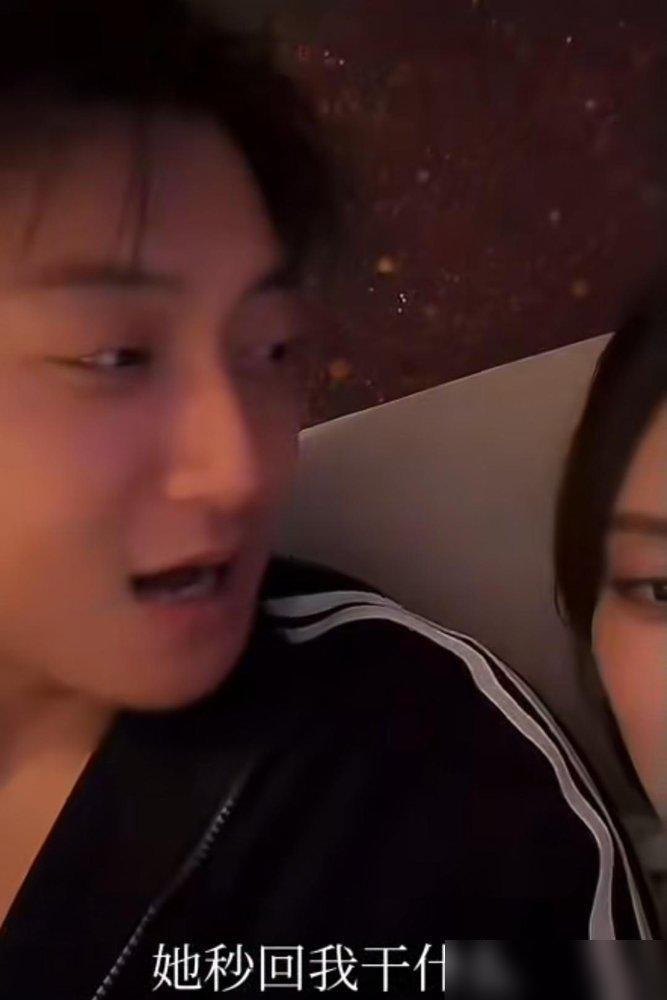 黄子韬给邵子恒发消息关心身体，徐艺洋在旁边来一句“你俩咋跟谈恋爱似的”，黄子韬当场就炸了，语速快得跟报菜名似的疯狂解释。
就这反应，比解释恋情还急。
之前送考也是，黄子韬站中间，左边徐艺洋右边邵子恒，一个管后勤一个管情绪，分工明确得吓人。
徐艺洋上《超燃青春的合唱》还专门替邵子恒带话，让他拿第