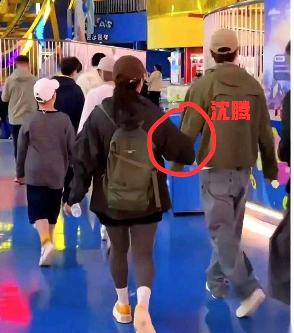 一张沈腾一家三口的同框照，把中年夫妻的真实底色扒了个底朝天。
镜头定格的那一秒，王琦的肩膀是往里倾的，身子下意识向沈腾贴过去，甚至有个准备挽手的微动作。
你再看沈腾，身体轴心压根没摆正。肩膀微向外撇，两人中间硬生生卡着一道看不见的“空气墙”。
这肢体语言一摆出来，眼尖的人立刻下了定论：早没爱情了，全
