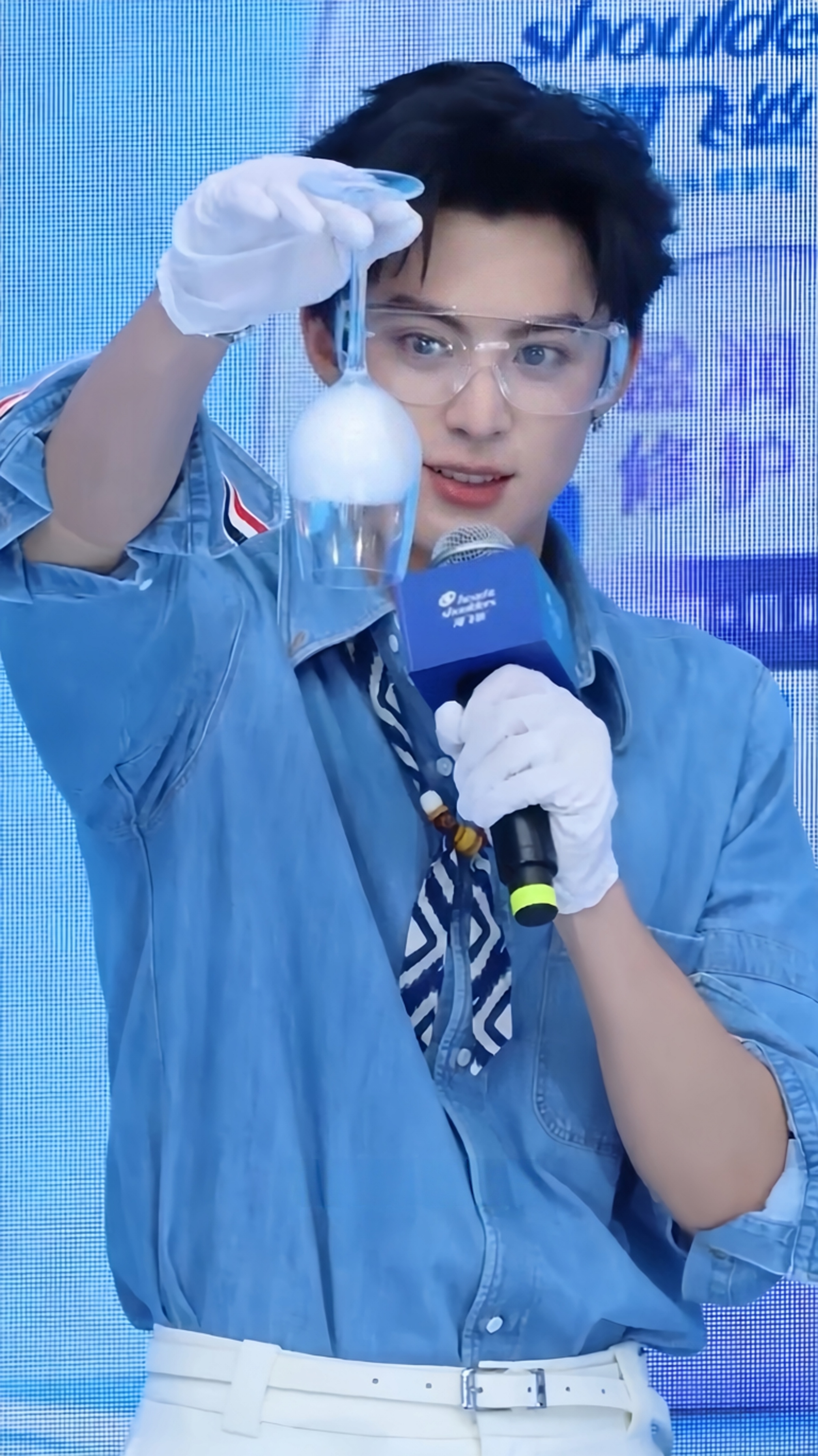 啊哈哈哈哈，这个好玩[吹风车]  [奶牛猫][奶牛猫] ​​​