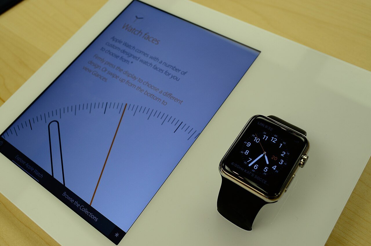 刚刷到 Apple Watch 陶瓷版要回归的料，上一代陶瓷还是 2019 年 Series 5 那会儿的事。我这块 AW 戴两年了全是细划痕，要是真出陶瓷版耐磨抗刮，手残党直接狂喜。就是这价格估计得让钱包先冷静一下😂 #数码 ​
