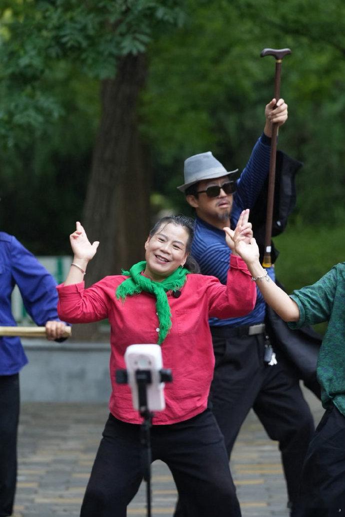 邓超国庆假期彻底放飞自我了！
乔装成大爷混进大妈舞团，贴假胡子、各种扭腰翻跟斗，大妈们一开始完全没认出来，还以为是哪个新来的"舞王大爷"😂 最后假胡子被识破，邓超才露出真面目——这伪装术，建议直接申报非物质文化遗产！
大妈们：我们舞队什么时候来了个这么拼的帅哥？？
 #邓超混进大妈舞团 ​