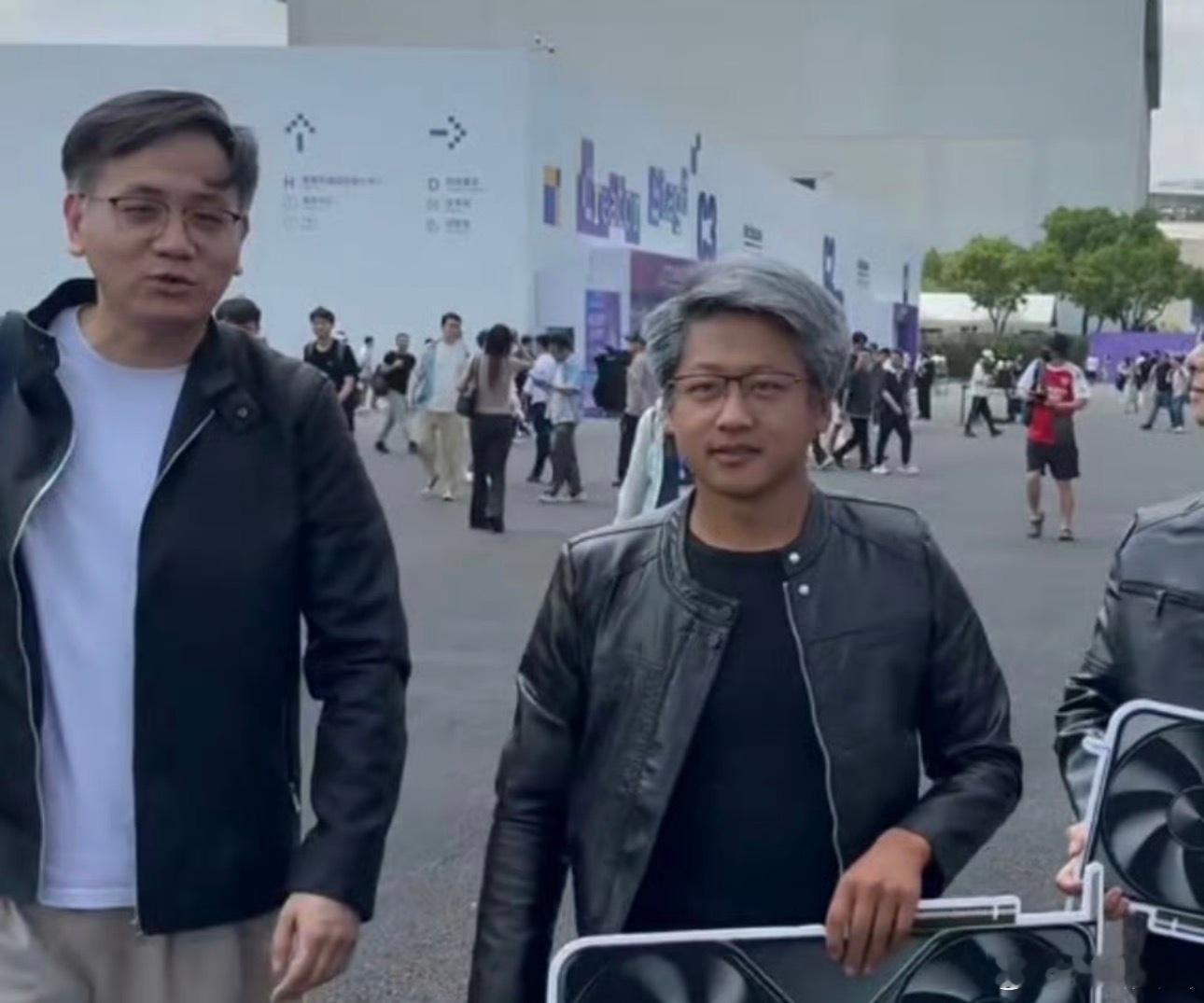 #老外合照半天才发现认错黄仁勋#在外滩大会刷到这段现场视频，真的让人忍不住笑出声。
网红黄银勋一身标志性黑皮衣，手里拿着打印出来的显卡道具，整体外形模仿得十分到位。一位外籍游客远远看到，直接把他认成英伟达的黄仁勋，兴冲冲上前主动合影，等合照拍完之后，才后知后觉反应过来认错人。
现场不 ​