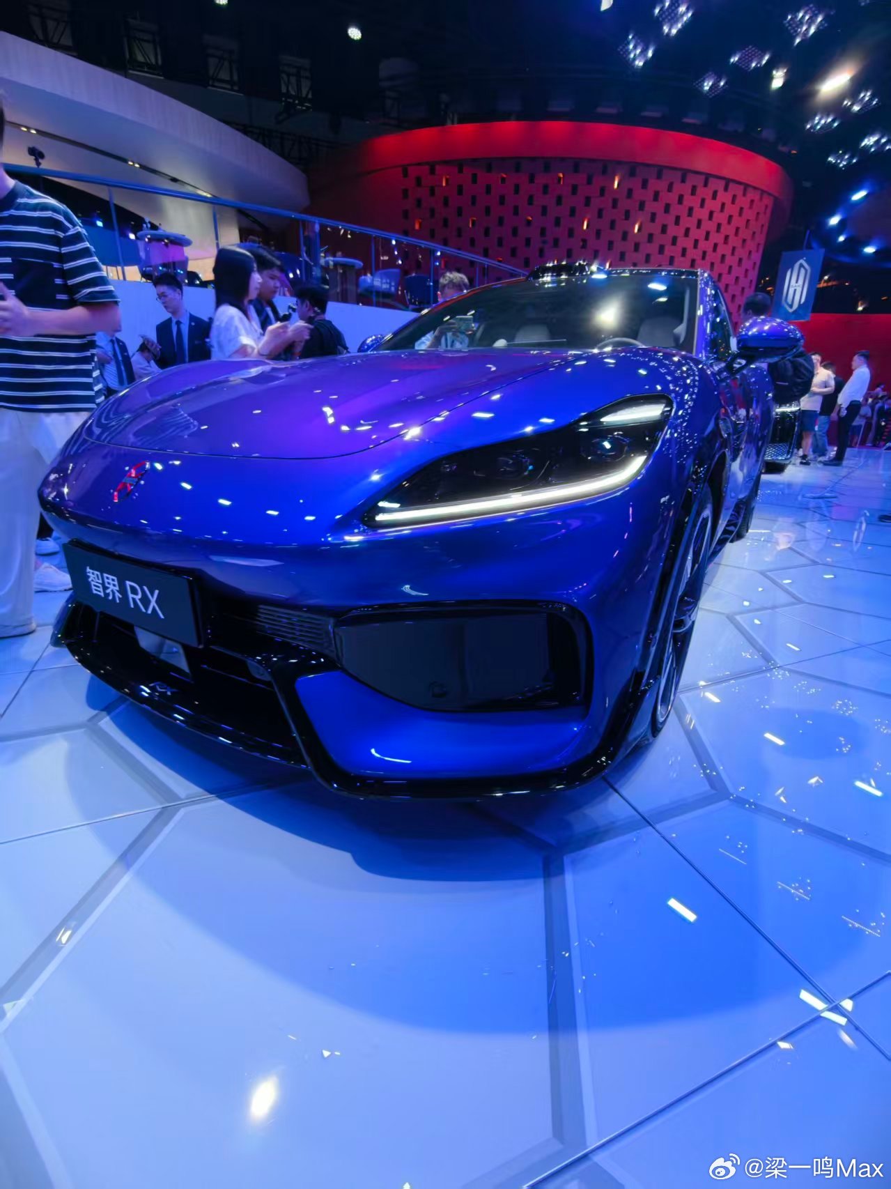 成都车展智界展台，直接把全家家底全部搬过来了[偷笑]
 
RX、V9、新S7、R7，一台都不少，全部整齐就位。智界RX更是直接占住展台C位，车头正对着展馆主通道，但凡从这路过，你的目光很难不被它给拽过去。
 
这是鸿蒙智行首款以X命名的SUV，智界RX，预售价29.98‑39.98万，市面上目前最便宜的L3架构车型 ​