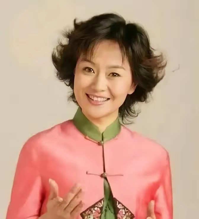 她一秒都没犹豫，抱起儿子就走。两个行李箱，一个娃，她净身出户。有人笑她傻，她却说：孩子就是我最大的财产。

那些年，她白天录《大风车》，晚上赶托管班接儿子。有次录完节目快十点，儿子趴在桌上睡着了，