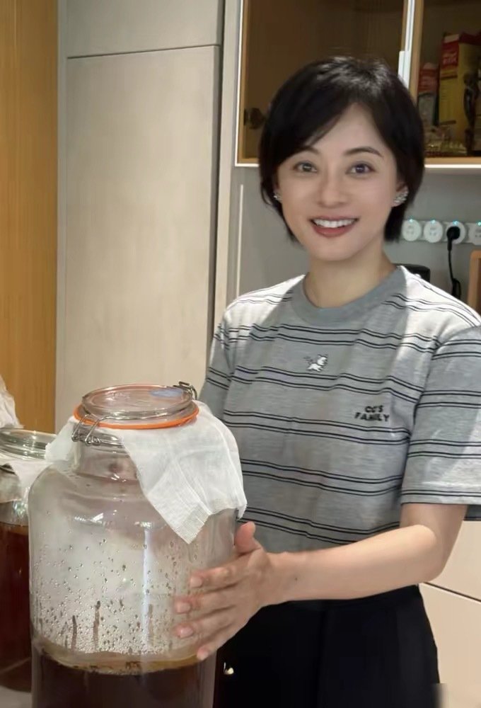 孙俪眼睛突然不鼓了，全网都在扒她到底动了哪。就一个化妆师换了，前后判若两人。 ​