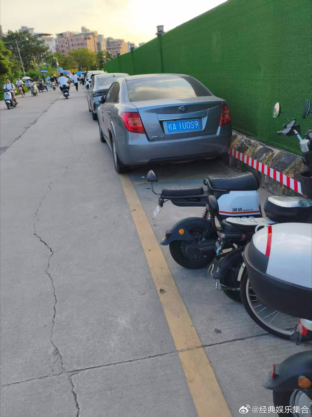 我家车停在湛江的渔港边，咸腥的海风刚舔过车窗，它就自动降下两指宽的缝隙...