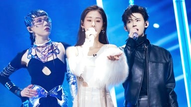 张碧晨吴莫愁同台！两位好声音实力歌手，合唱日不落太炸场
 
当年《中国好声音》走出来的两位实力唱将，在《闪光的乐队》难得同台合作一曲《日不落》。
 
张碧晨嗓音细腻抒情，唱功稳；吴莫愁风格张扬洒脱，舞台感染力强。两种完全不一样的音色碰撞在一起，整首歌活力满满，现场氛围感直接拉满。
 
一个擅长深情慢