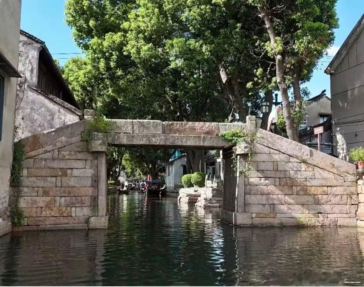 苏州甪直南昌桥：       南昌桥，又名牌楼桥，位于苏州市吴中区甪直...