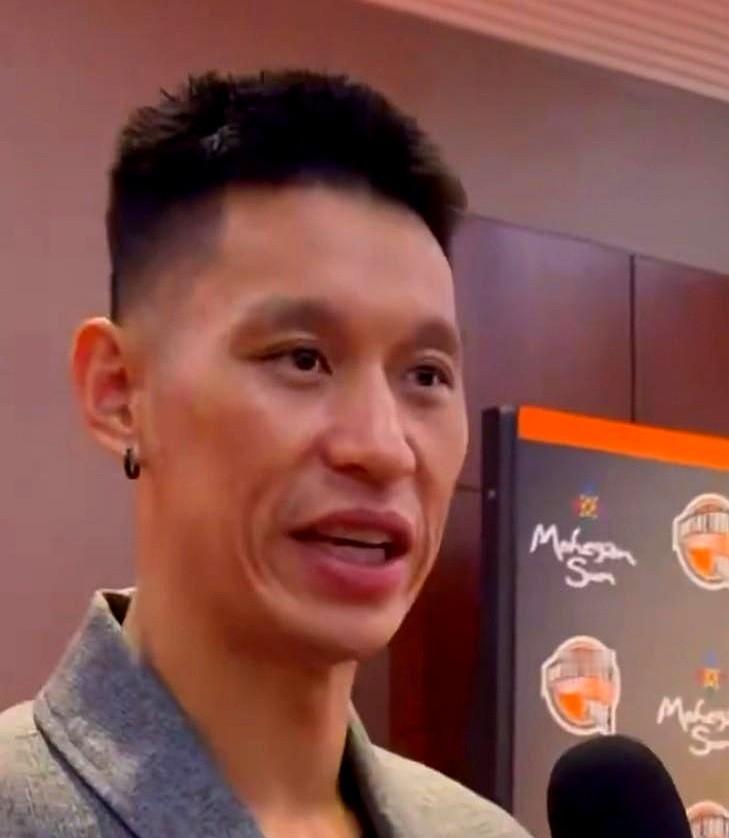 “哈登离历史前二十，只差一枚戒指。”这话是林书豪亲口说的。

林书豪在采访里直接交了底，说哈登手里的荣誉早就拿满了，现在就缺个总冠军来盖棺定论。

当年在火箭，他俩为了球权没少红过脸。林书豪没藏着掖着，承认两人有过摩擦，但后来把话挑明，心结早解开了。

脱下球衣，林书豪给这位老队友竖了拇指，说他做人