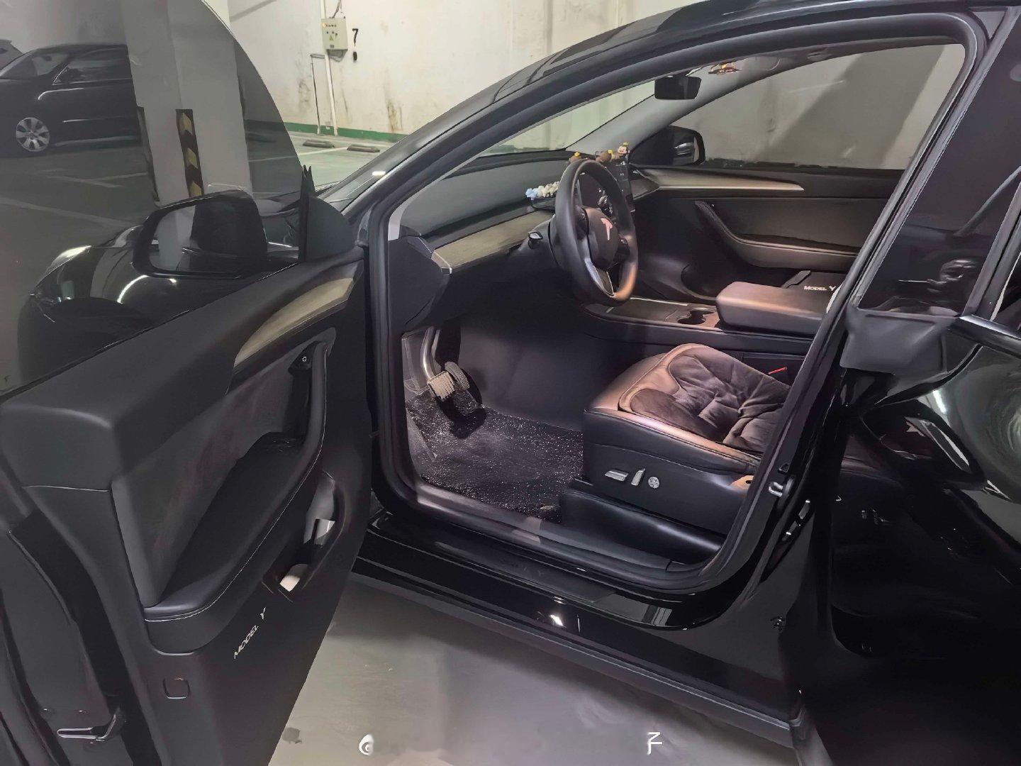 23年特斯拉Model Y
原版原漆➕车衣、6.3万公里。
黑色、价格便宜。感兴趣的把握🫴
一口价、15.4➗ ​
