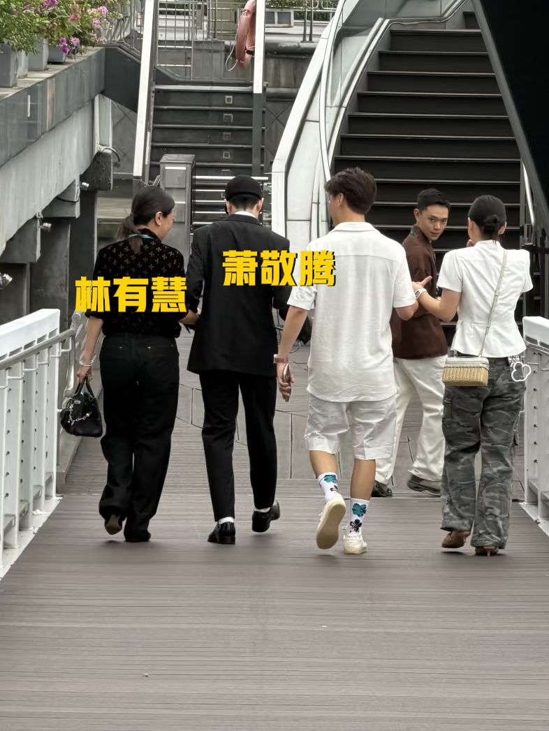 有网友在新加坡偶遇萧敬腾和他太太林有慧，她们去看了F1比赛！不得不说，“雨神”的威力真的名不虚传，今天新加坡还真的突然下雨了，他这个名号真的好神奇，挺有意思的！他和太太感情真的很好，两个人形影不离，林有慧是他的经纪人，全权负责他的演艺事业，其实这种事业型的大女人，真的很有魅力，睿智、淡定，hold住