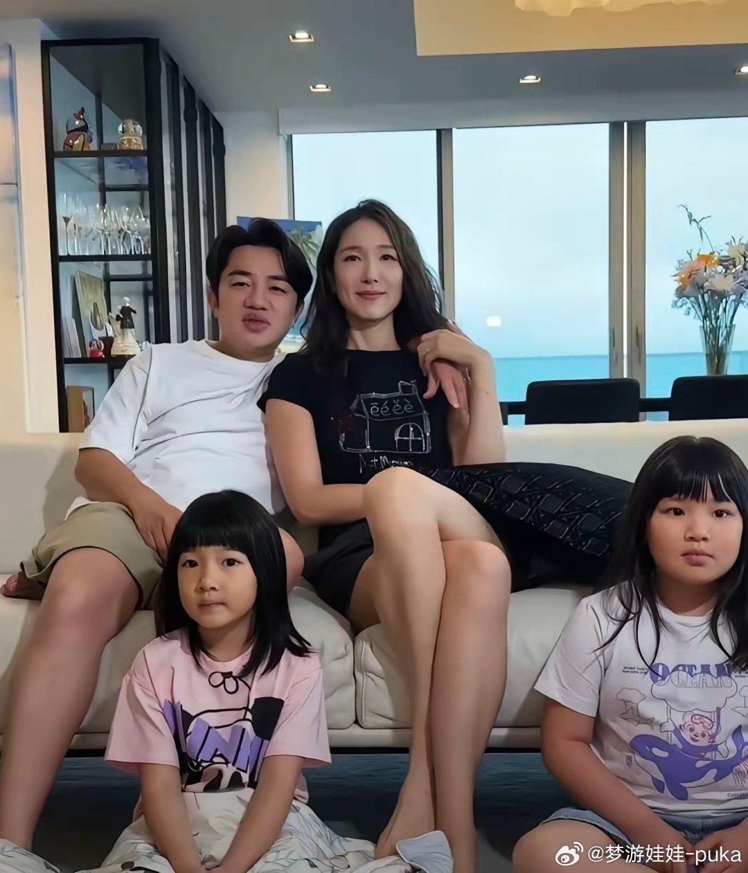 王祖蓝中秋节晒全家福两个孩子像爸爸多一点，身高随妈妈会好一点 ​