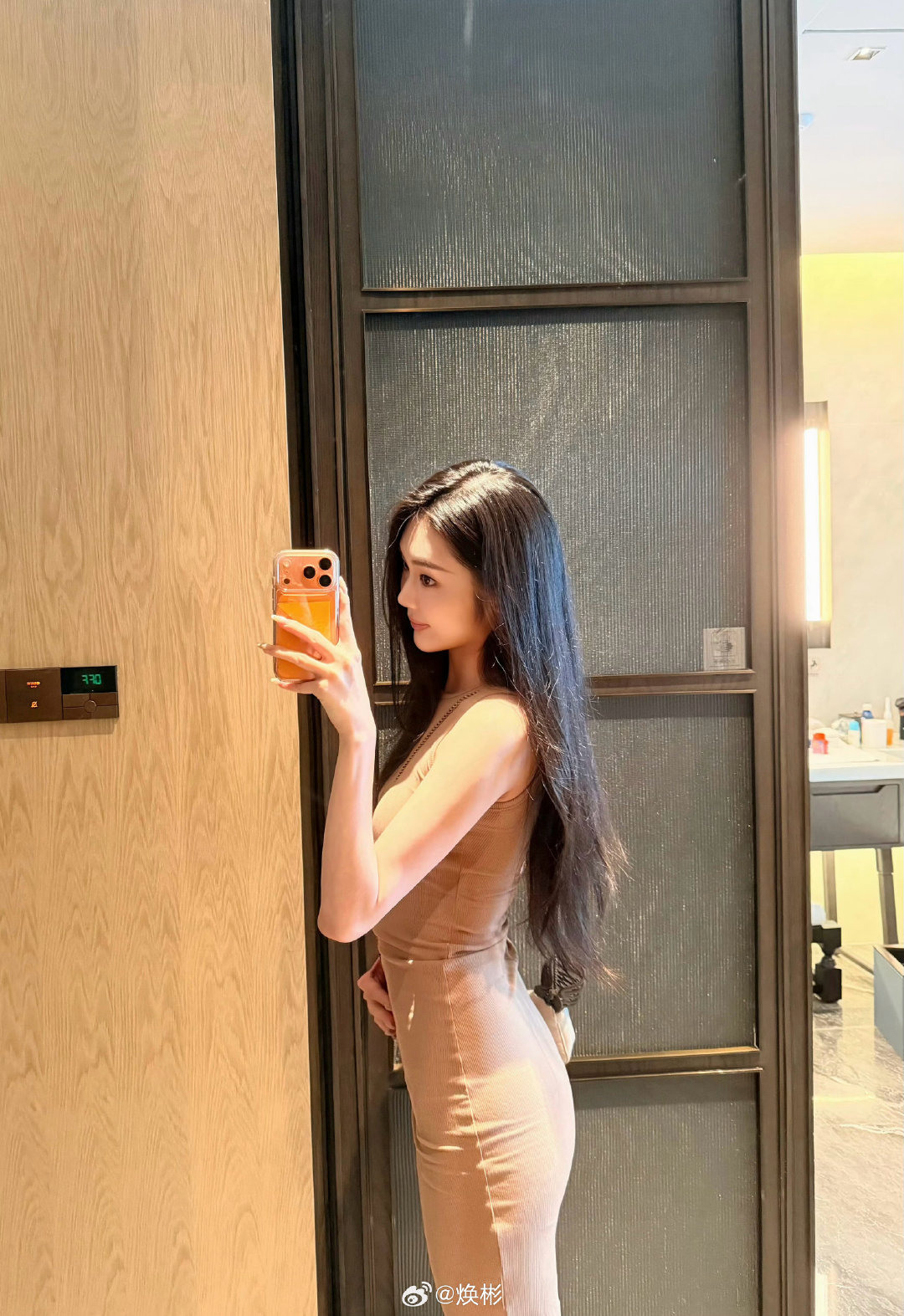 手机是刚需，该买还是得买，手上的爱马仕橙iPhone 17 Pro是不是突然又不香了？#多款手机正式涨价# ​