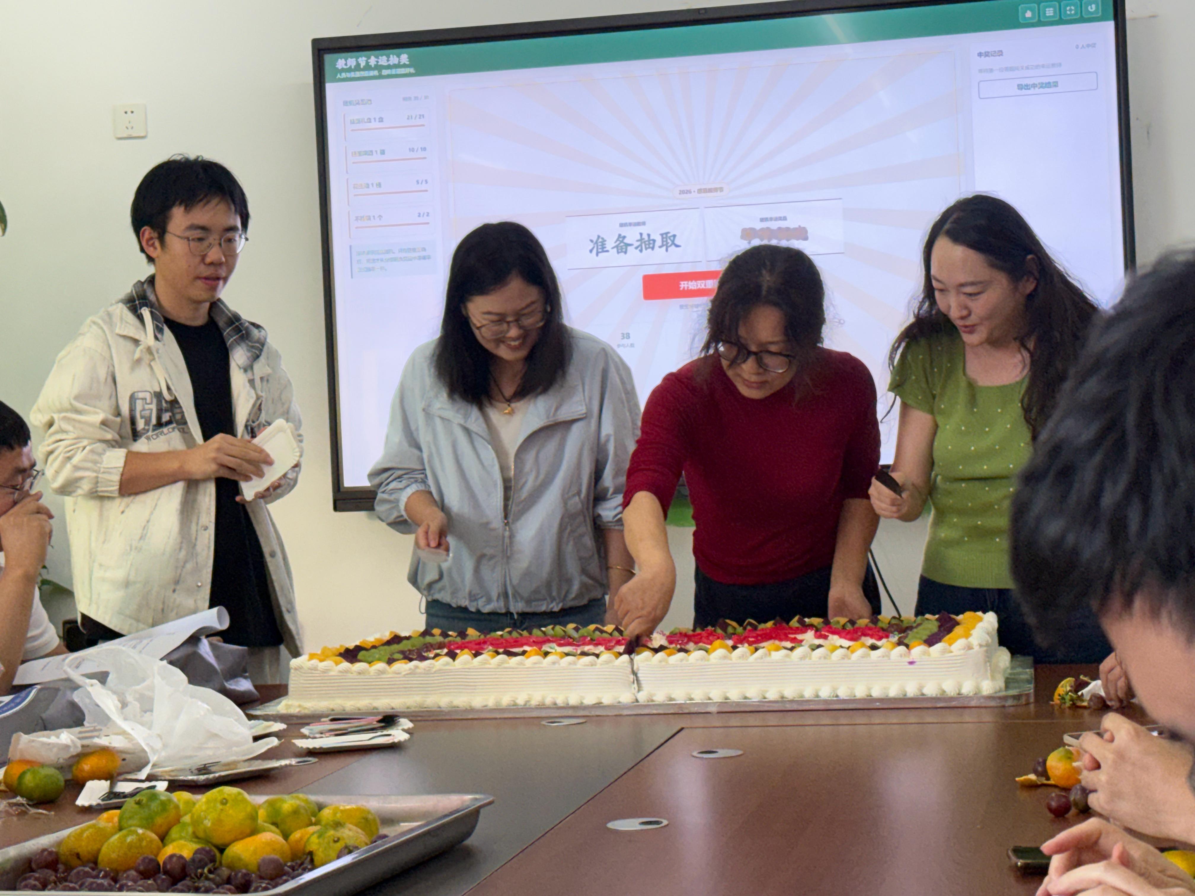 今天被大家治愈了❤️‍🩹
一大早学生送的方言“射射我”[笑cry]
神秘的一同要把我笑死，排位秘籍看星座哈哈
给一同班用肥皂擦题目，哈哈哈
教了两年了，被惦记的家长叫王老师[偷笑]
一歌送来了亲手写的团扇，两年不带她了，也惦记着。被夸夸了，而且他也很好，很幸福。新状态极佳[抱一抱]
学生送了 ​