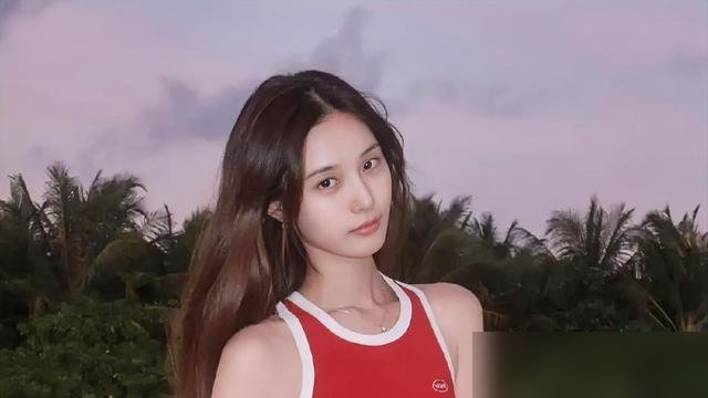 孩子都两岁多了，才官宣。徐艺洋直播里把话全撂了：就一个孩子，我自己生的，男孩，2024年年末出生，中国籍。网传代孕、二胎，全是瞎编。剖腹产疤痕藏在比基尼遮得住的位置，她干脆挑明了说。黄子韬其实孩子一落地就想公开，是她求着压下来的。理由也实诚，产后脱发严重，情绪不稳，状态差到没法见人。可就在上个月，她