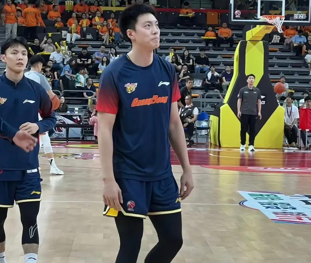 广东7693不敌广州，杜锋要负主要责任:  今晚比赛是广东宏远整个赛季...