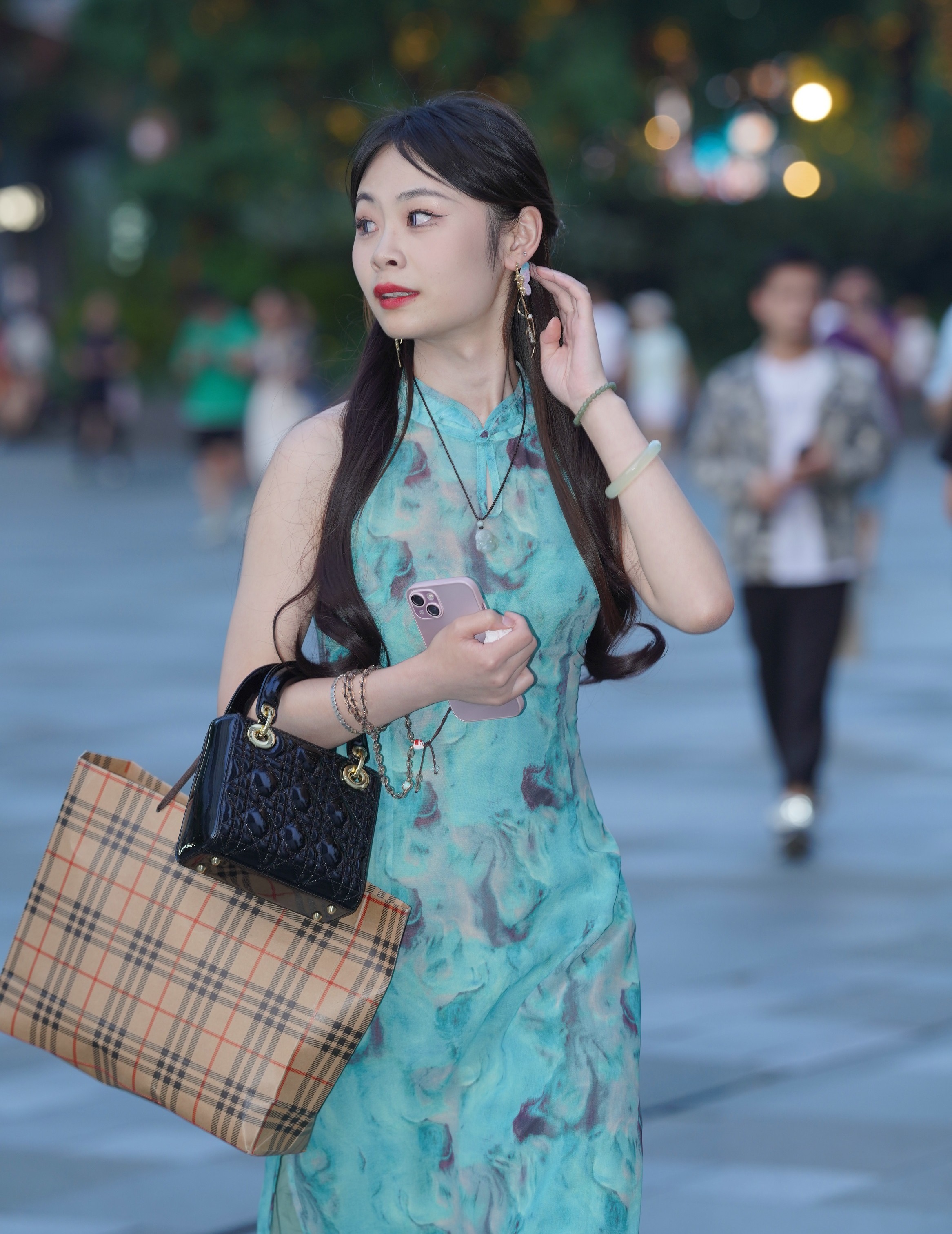 🌸漫步都市街头，偶遇一抹清新雅致——这位小姐姐身着青花瓷色旗袍，轻盈...