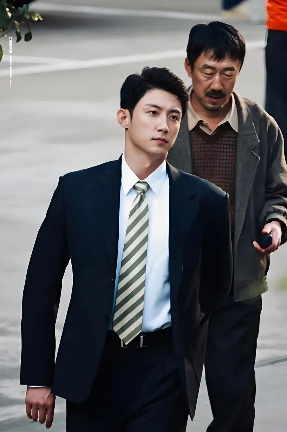 黄景瑜《赢风》解锁全新人设，军警赛道王者闯入人夫赛道！
 
纵观内娱演艺圈，能把军警制服焊在身上、气质长相、身形气场全部完美适配的男演员，真的寥寥无几。而黄景瑜，就是独一份的存在。
 
他自带一身凛然正气，身姿挺拔如松、眼神坚定利落，不用刻意塑造，站在那里就是正义、可靠、刚毅的代名词。不管是武警、特