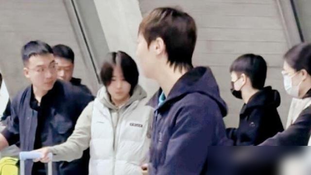 莎莎落地蒙彼利埃第一件事不是倒时差，是直接进馆摸球台。
这次国乒罕见带了俩陪练，一个削球，一个左手，摆明了就是冲着佐藤瞳、韩莹去的。王曼昱刚拿完中国大满贯，积分9265重回世界第一，气势正盛。莎莎这边，上次大满贯赛前烧到退赛，休了半个多月，这场是复出第一仗。
抽签结果也微妙。曼昱上半区，首轮打汉