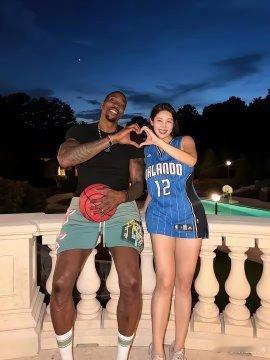 霍华德与韩国网红粉丝比心超甜！女孩的12号球衣太吸睛。但很让…  ​