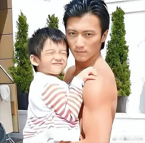 #谢霆锋[超话]#  
你对孩子满满的爱意让我动容，好爸爸一枚！👨‍👧‍👦 #超级奶爸##父爱如山##谢霆锋# ​
