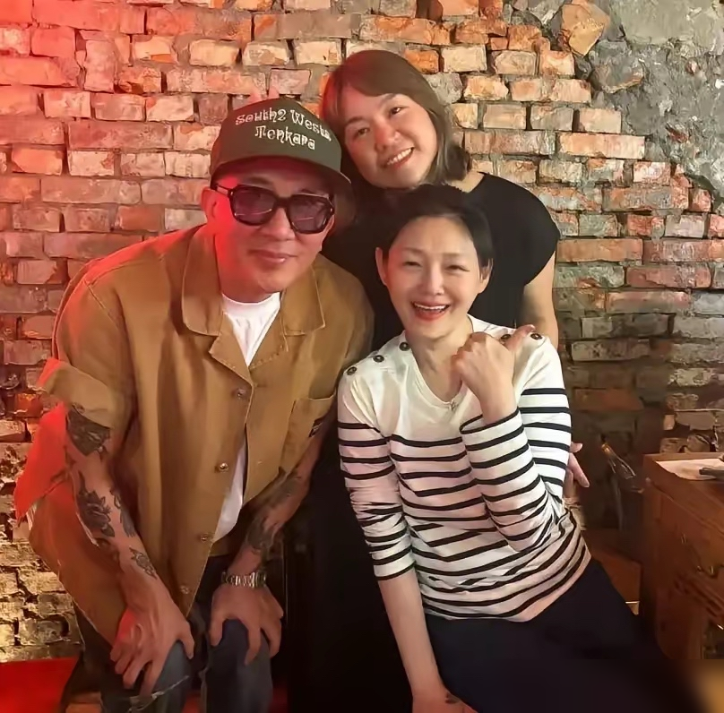 小S嘴里的大S，连上厕所都要具俊晔抱着去，一口一口喂饭吃，手指头都不用动一下。
当年具俊晔在韩国正当红，大S追着跑，结果男方一口否认恋情，她上节目哭得稀里哗啦。
二十多年后翻身，这次男方千里迢迢跑来台湾，住她豪宅，戴她刷的卡买的戒指。
小S三天两头往外倒这些细节，什么公主抱、喂饭、撒娇，哪件不